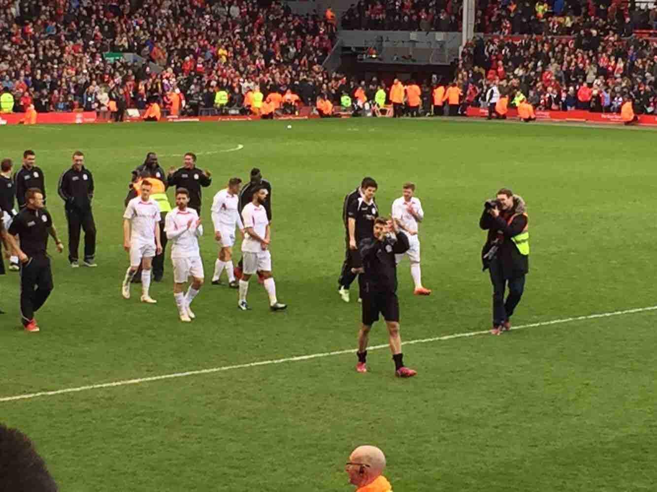 反对家暴，克雷莫内塞球衣背后印的是与球员关系密切女性名字