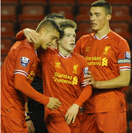 调皮二娃上线，穆勒庆祝夺冠时和25号队友高尔德顶牛假装受伤