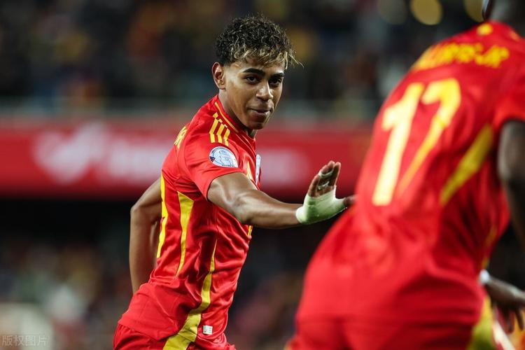 山东泰山今天下午在基地举行球迷开放日，一百多名球迷到场